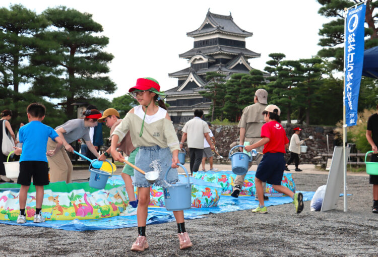 厳しい暑さに「打ち水大作戦」 松本城公園