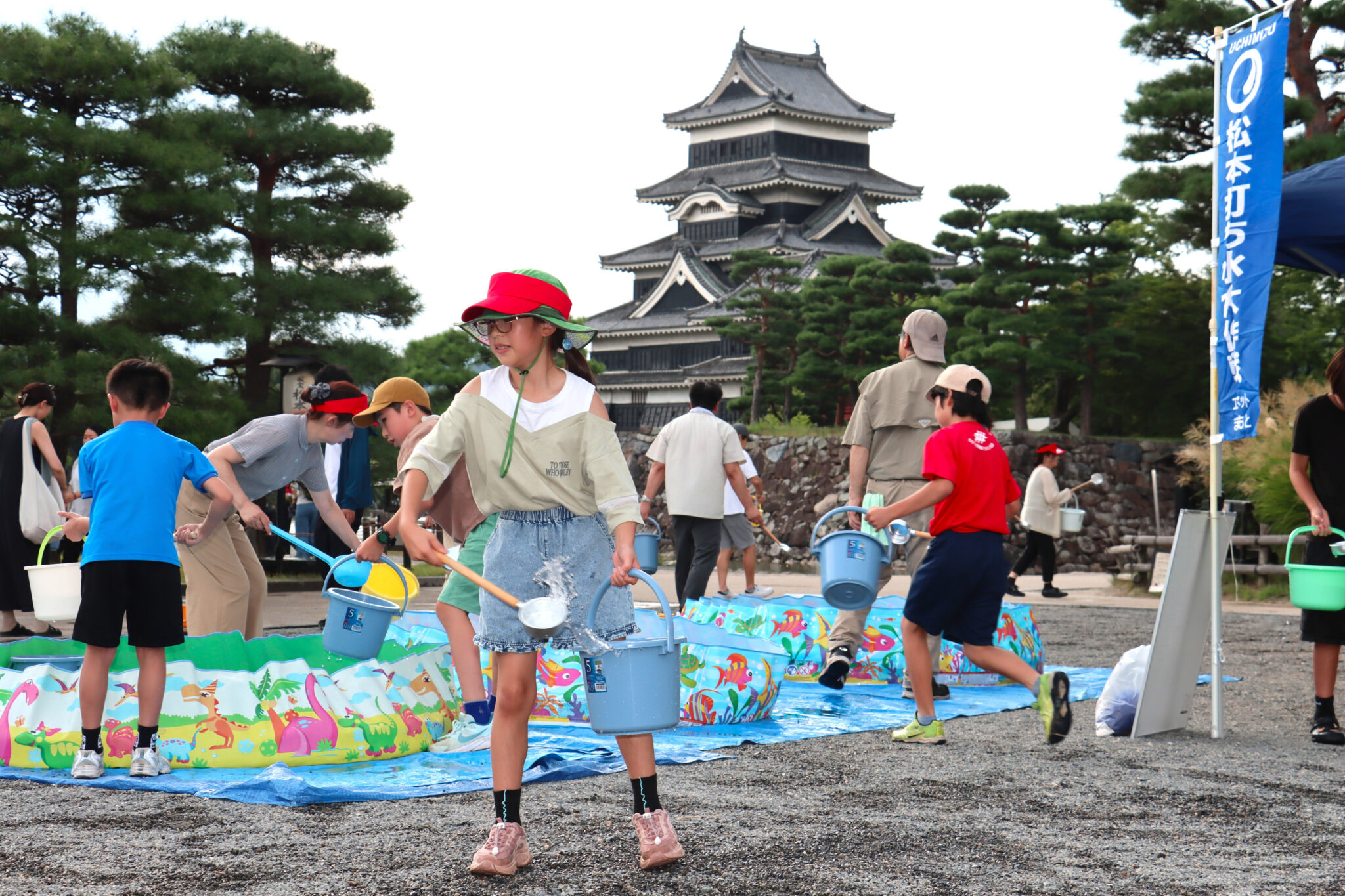 厳しい暑さに「打ち水大作戦」 松本城公園